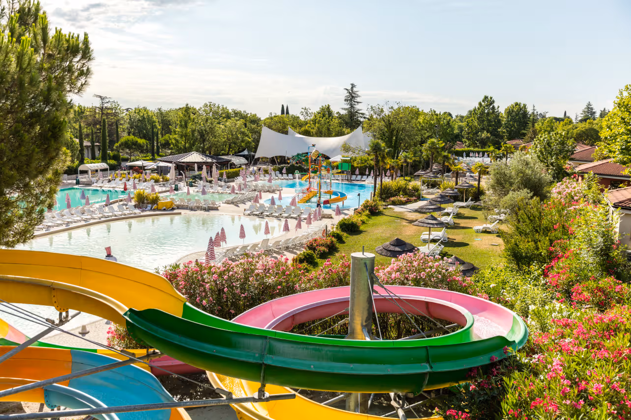 Kleurrijke waterglijbanen naast het zwembadcomplex van Camping Bella Italia aan het Gardameer