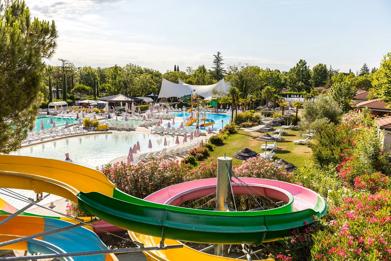 Waterglijbanen van het aquapark van Camping Bella Italia aan het Gardameer