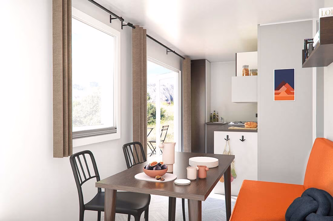 Woonkamer met zithoek in een stacaravan op Camping Bella Italia