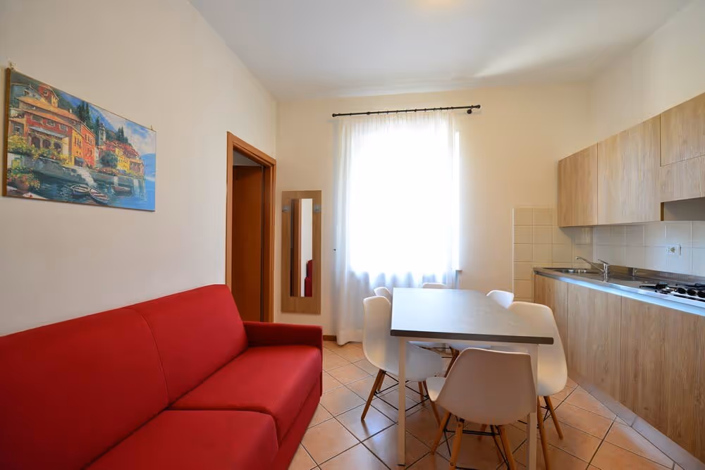Woonkeuken met eethoek in een appartement op Camping Bella Italia