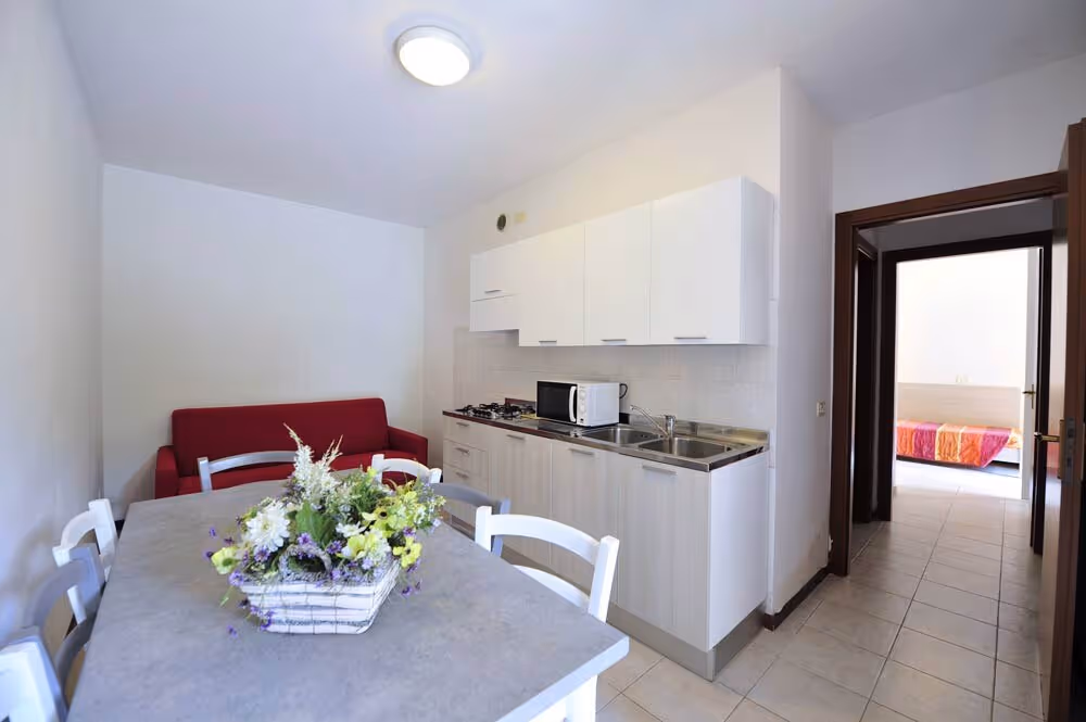 Woonkeuken met eettafel in een appartement op Camping Bella Italia