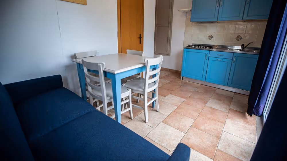 Woonkeuken met eethoek in een verblijf op Camping Bella Italia