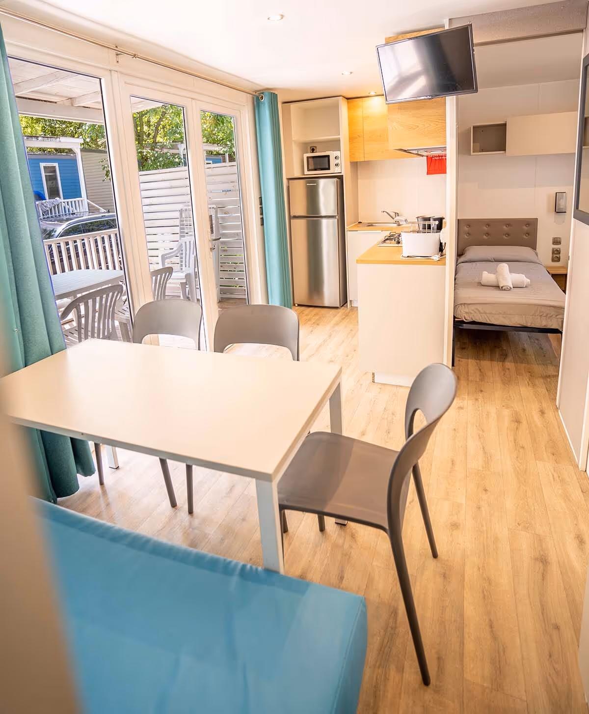 Woonkeuken met eettafel in een stacaravan op Camping Bella Italia