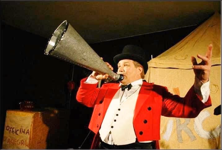 Zanger met microfoon tijdens een avondshow op Camping Bella Italia aan het Gardameer