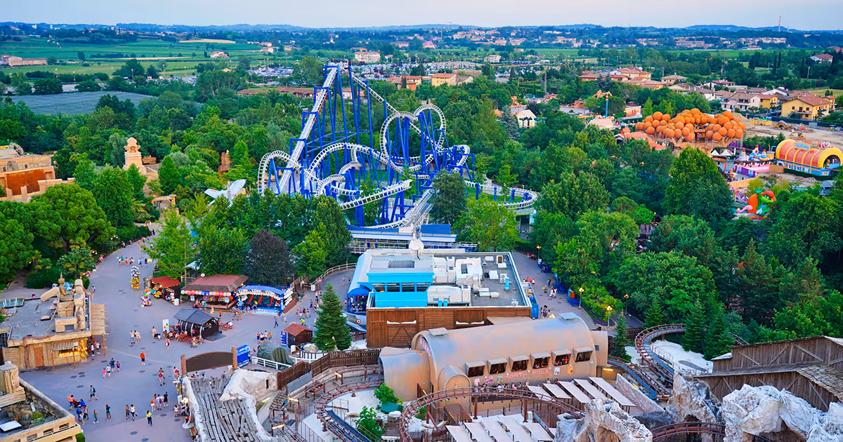 Luchtfoto van de achtbanen en attracties in pretpark Gardaland bij het Gardameer