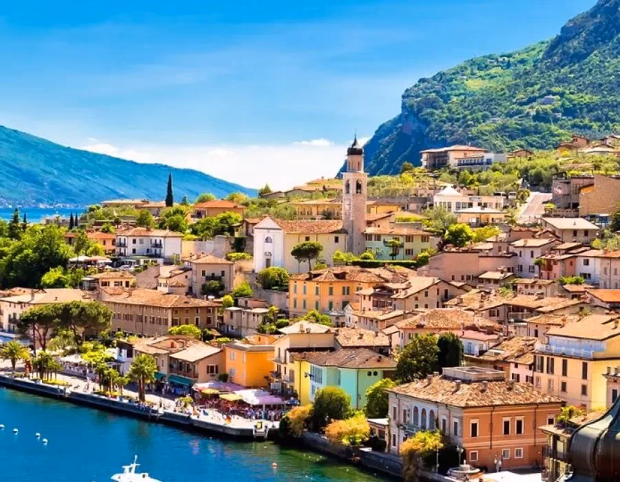 Het kleurrijke dorp Limone sul Garda aan het water, met de kerktoren en de bergen erachter