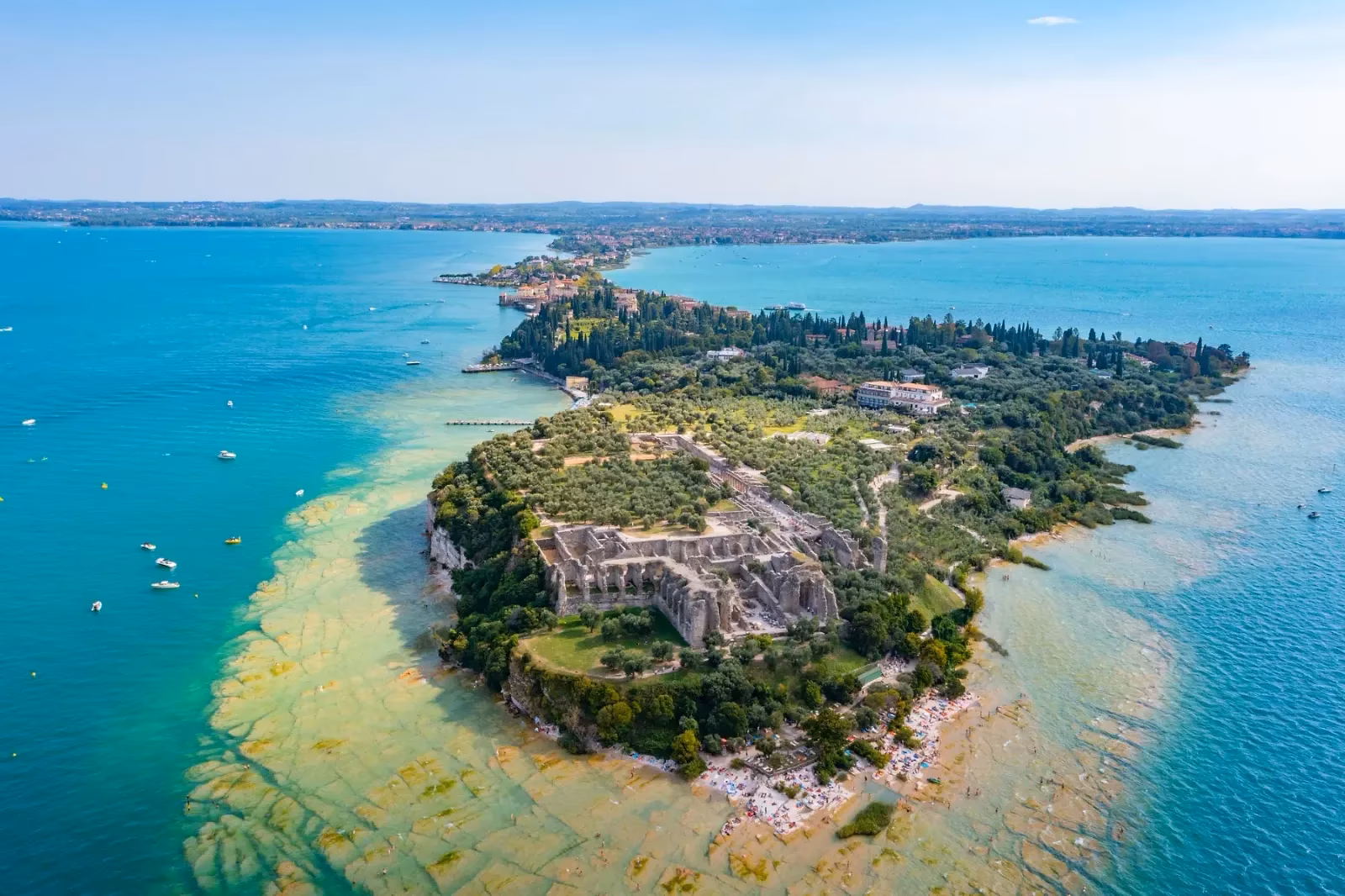 Luchtfoto van het schiereiland Sirmione met het kasteel, de oude kern en het turquoise water van het Gardameer