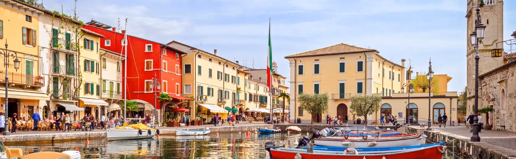Kleurrijke waterkant en haven van Lazise aan het Gardameer