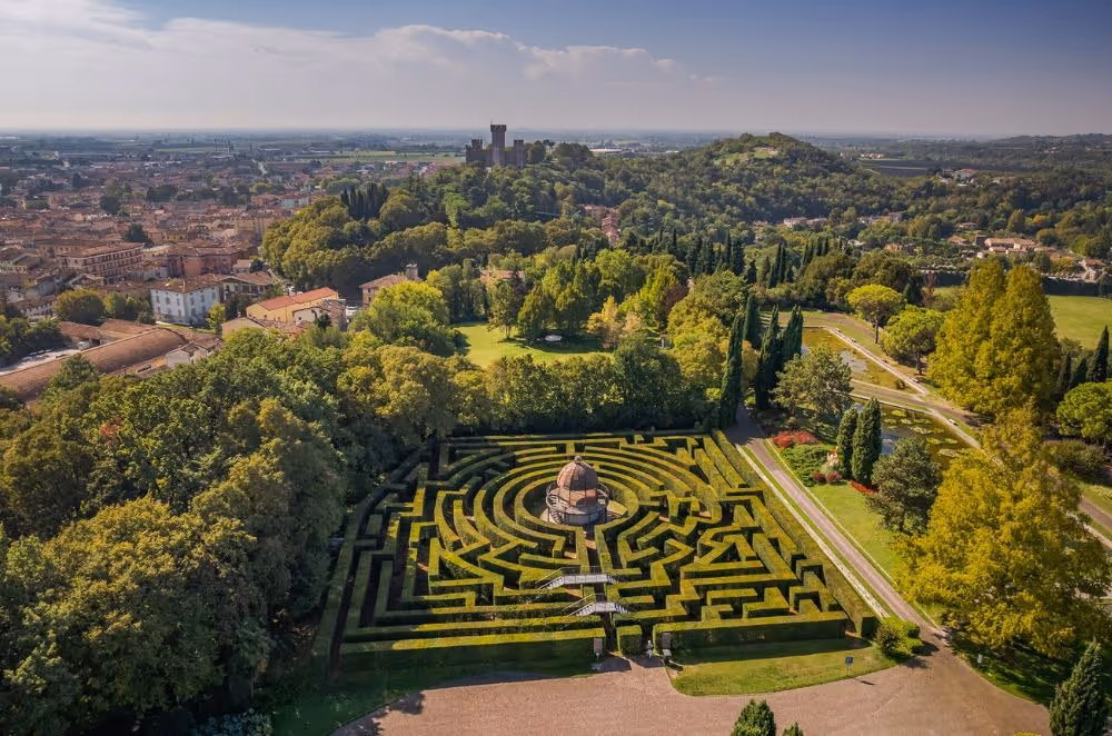 Luchtfoto van de tuinen en het doolhof van Parco Giardino Sigurta bij Valeggio