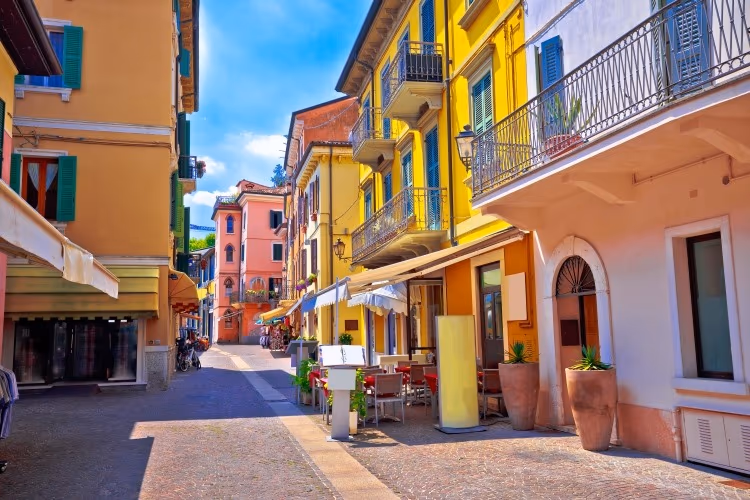 Kleurrijke straat in het historische centrum van Peschiera del Garda vlak bij Camping Bella Italia