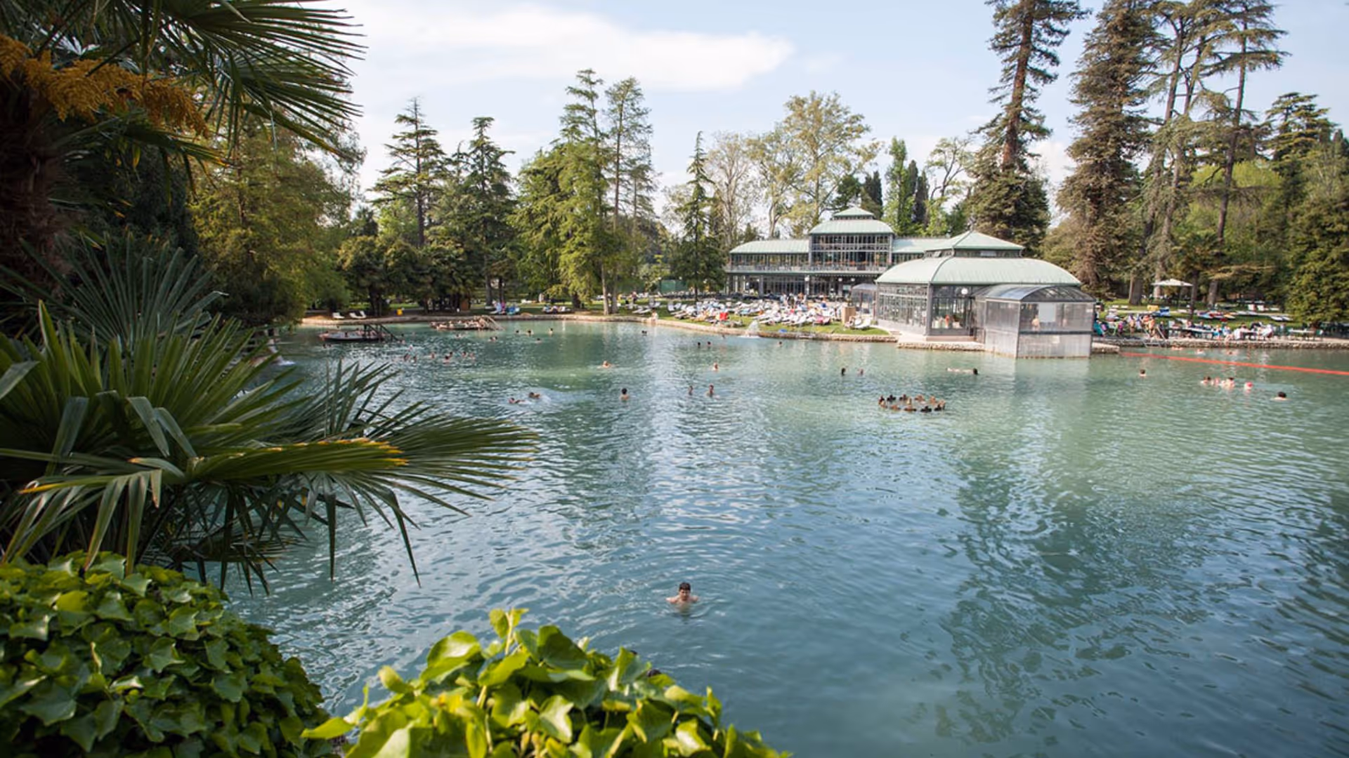 Thermaal buitenbad tussen palmbomen en groen bij Terme di Cola in de omgeving van het Gardameer